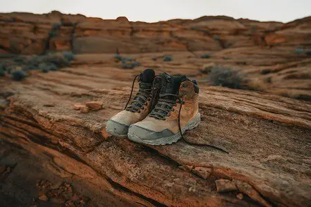 how to clean smelly hiking boots